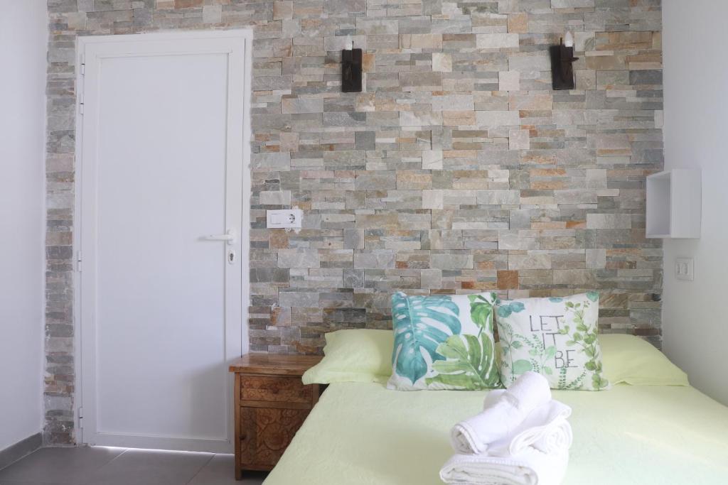 Postel nebo postele na pokoji v ubytování Hostal La Paloma I