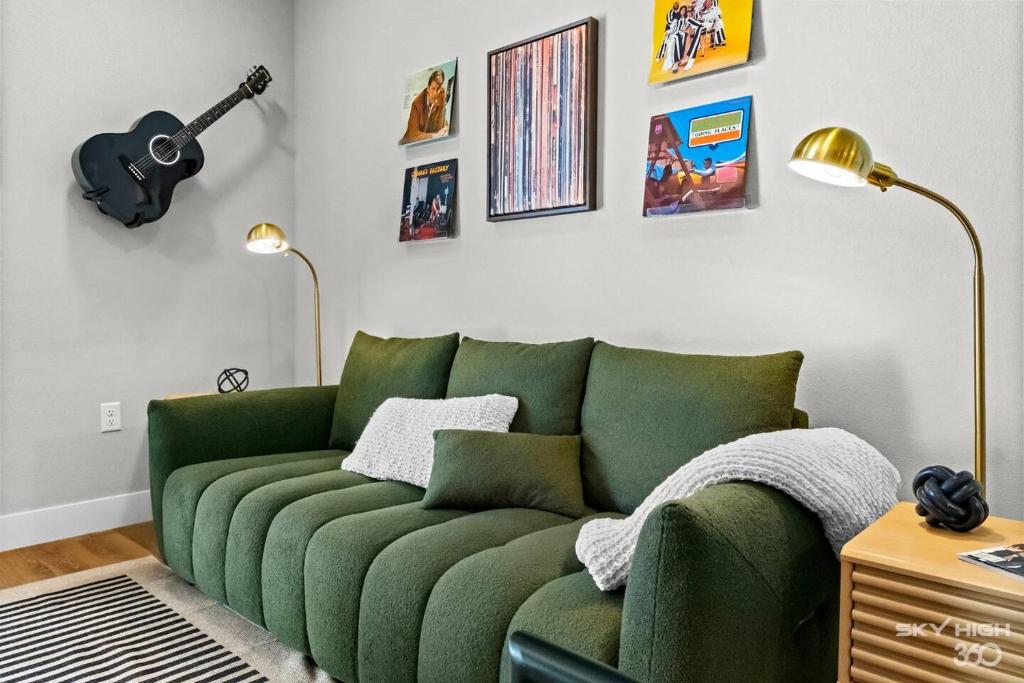 Posezení v ubytování Unplugged Luxapt Near Uark, Amp, King Beds, Pool