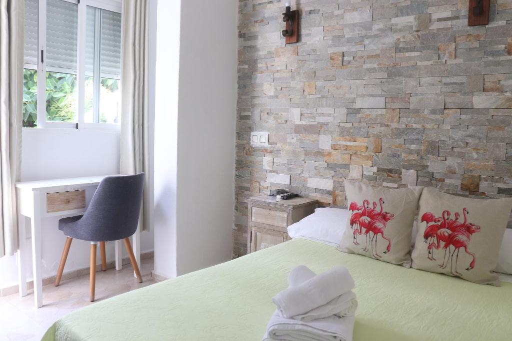 Postel nebo postele na pokoji v ubytování Hostal La Paloma I