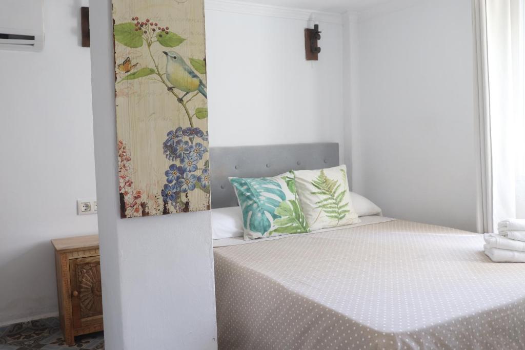 Postel nebo postele na pokoji v ubytování Hostal La Paloma I