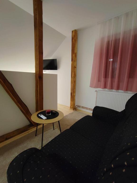 TV a/nebo společenská místnost v ubytování Apartmani Varos & Restaurant