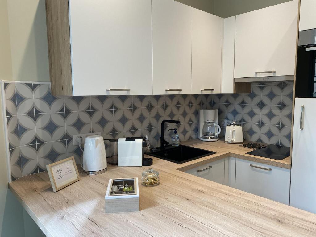 eine Küche mit einer hölzernen Arbeitsplatte in der Unterkunft Marianne 1 in Bergerac