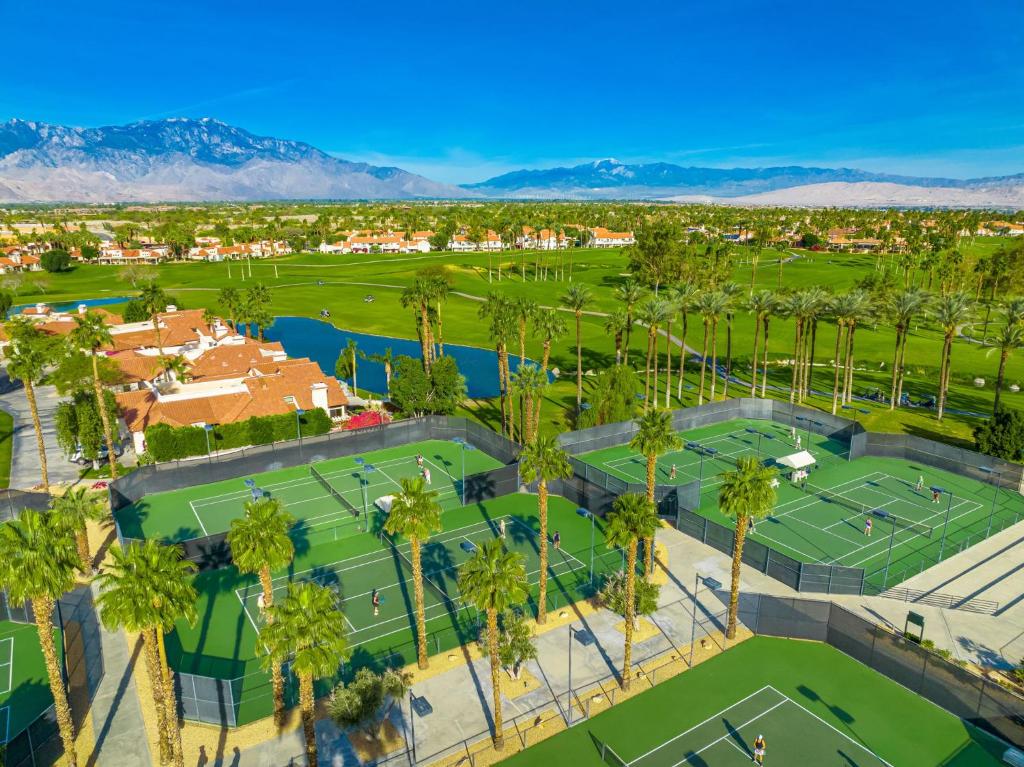 Tenis a/nebo squash v ubytování Newly Renovated Condo in Palm Desert nebo okolí