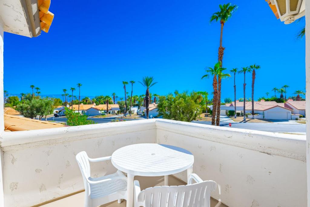 Fotografie z fotogalerie ubytování Newly Renovated Condo in Palm Desert v destinaci Palm Desert