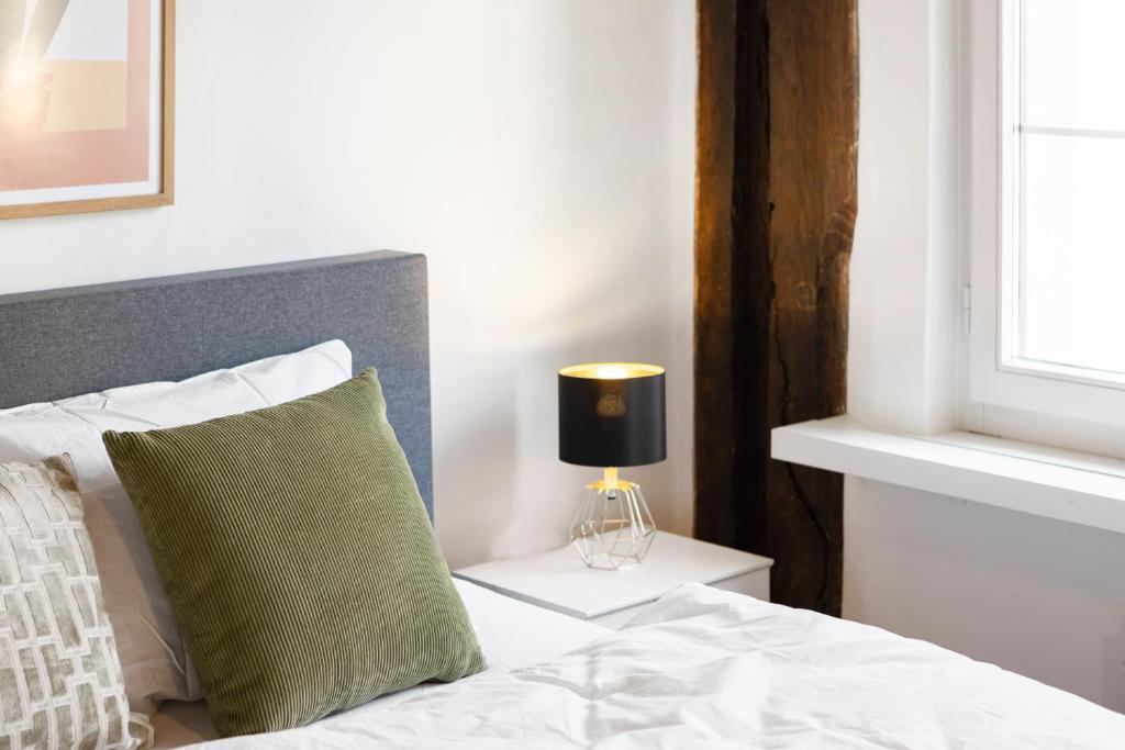 Postel nebo postele na pokoji v ubytování ARISER - Zug Old Town Suites