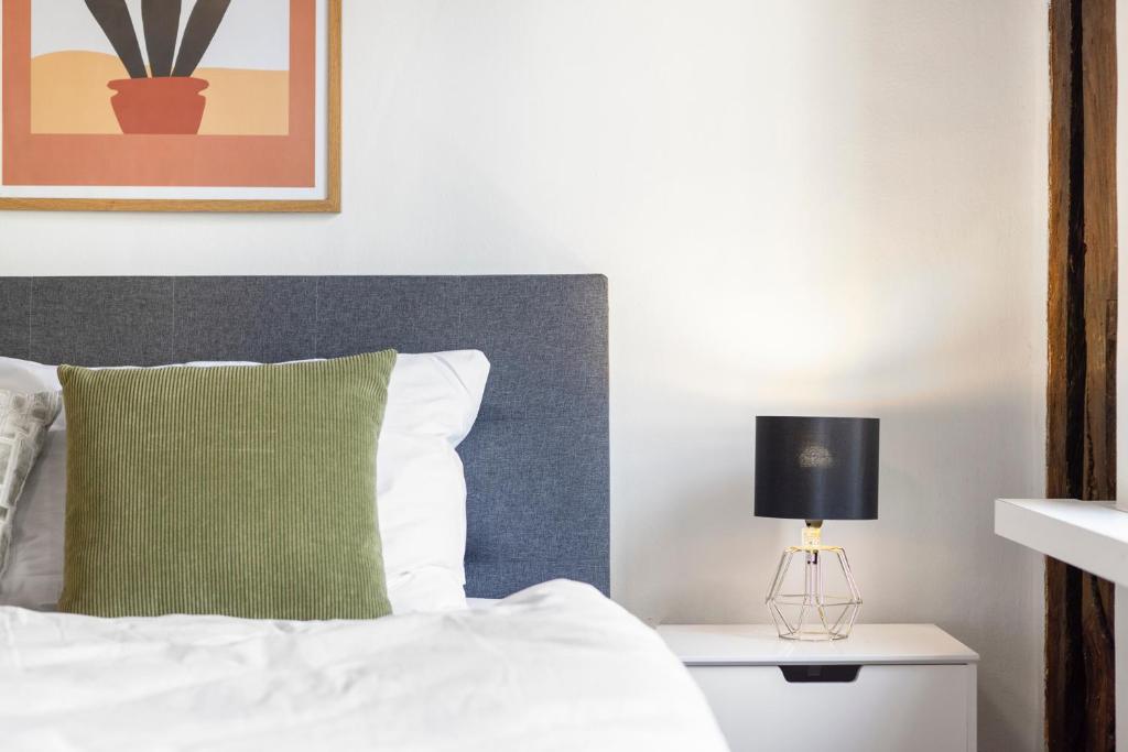 Postel nebo postele na pokoji v ubytování ARISER - Zug Old Town Suites