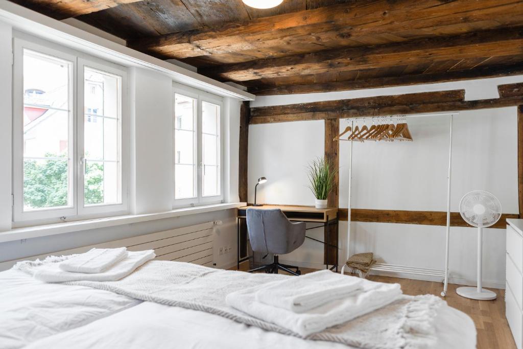 Postel nebo postele na pokoji v ubytování ARISER - Zug Old Town Suites