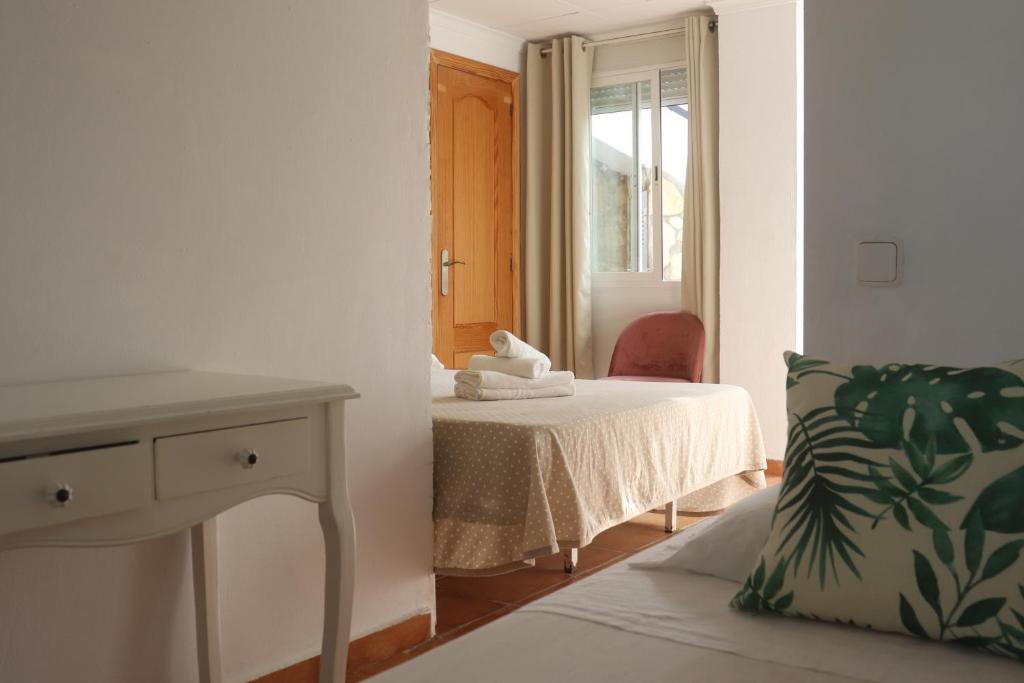 Postel nebo postele na pokoji v ubytování Hostal La Paloma II