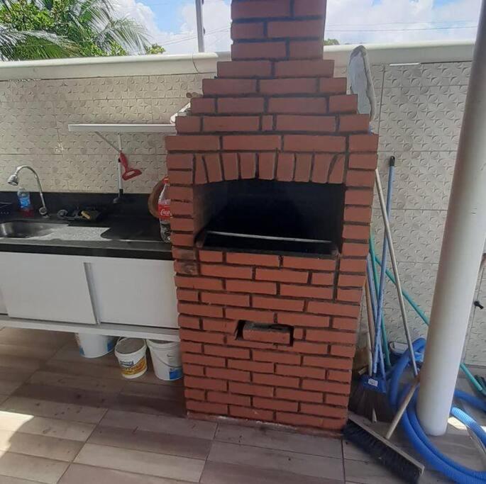 ein Steinofen mitten in einer Küche in der Unterkunft Lugar encantador! in Jacumã