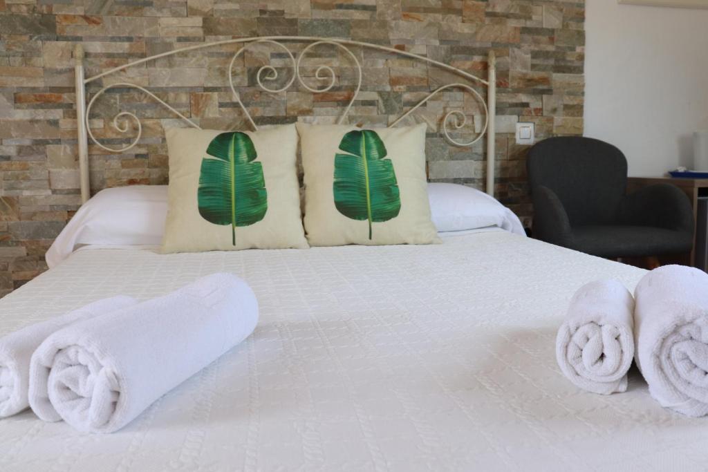 Postel nebo postele na pokoji v ubytování Hostal La Paloma II