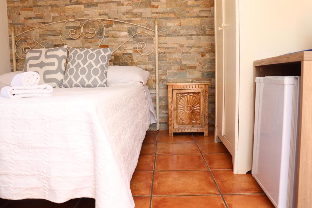 Postel nebo postele na pokoji v ubytování Hostal La Paloma II