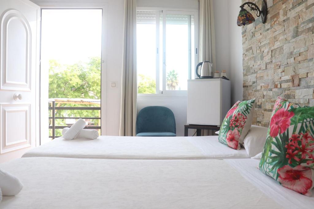 Postel nebo postele na pokoji v ubytování Hostal La Paloma II
