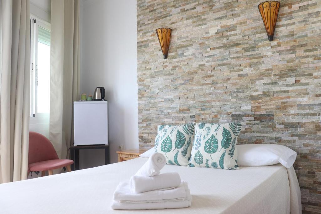 Postel nebo postele na pokoji v ubytování Hostal La Paloma II
