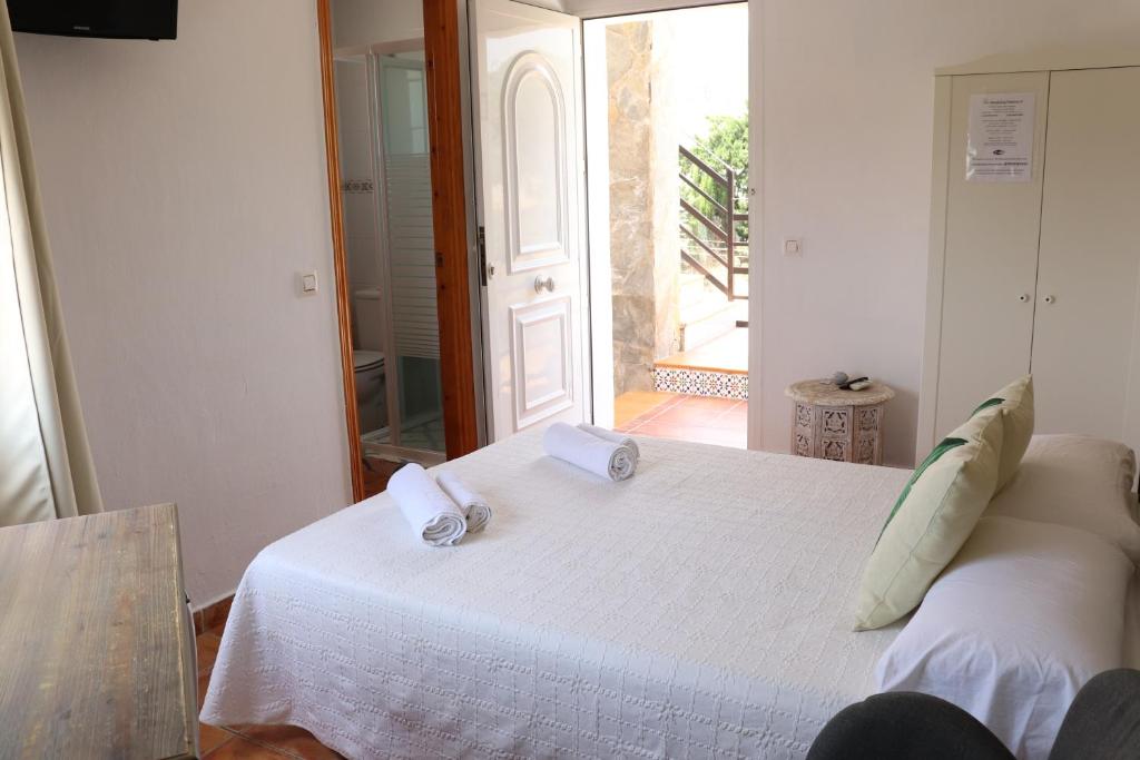 Postel nebo postele na pokoji v ubytování Hostal La Paloma II