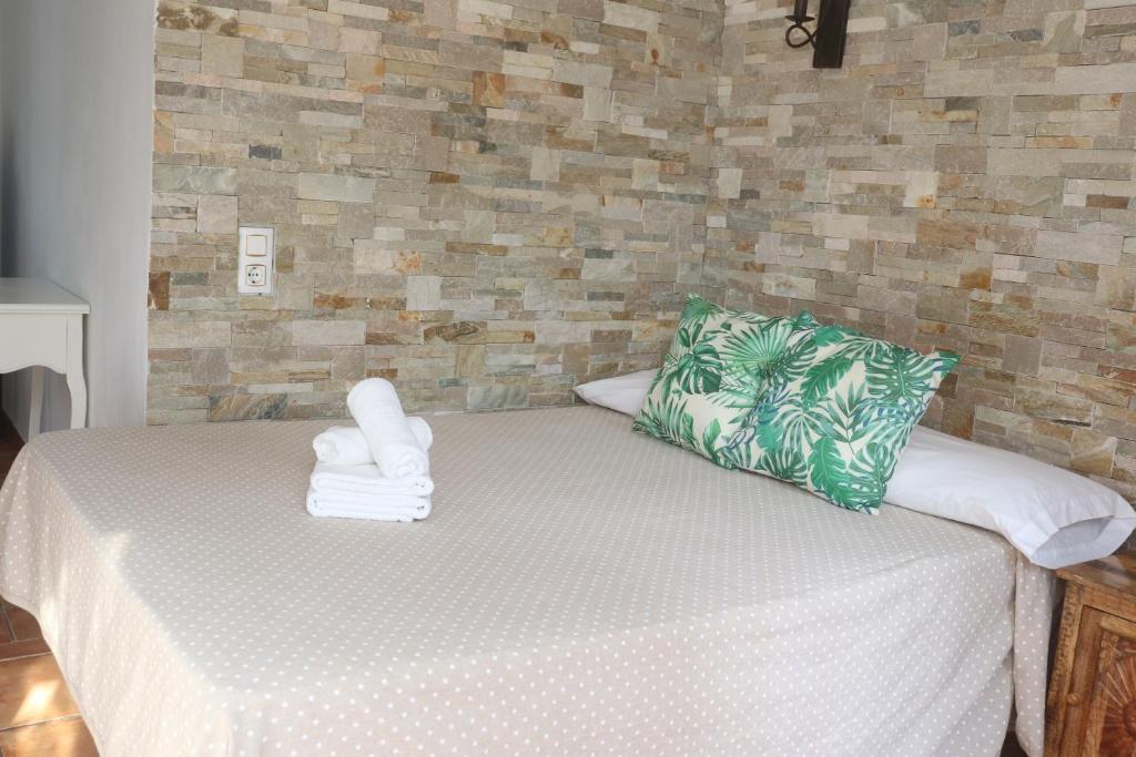 Postel nebo postele na pokoji v ubytování Hostal La Paloma II