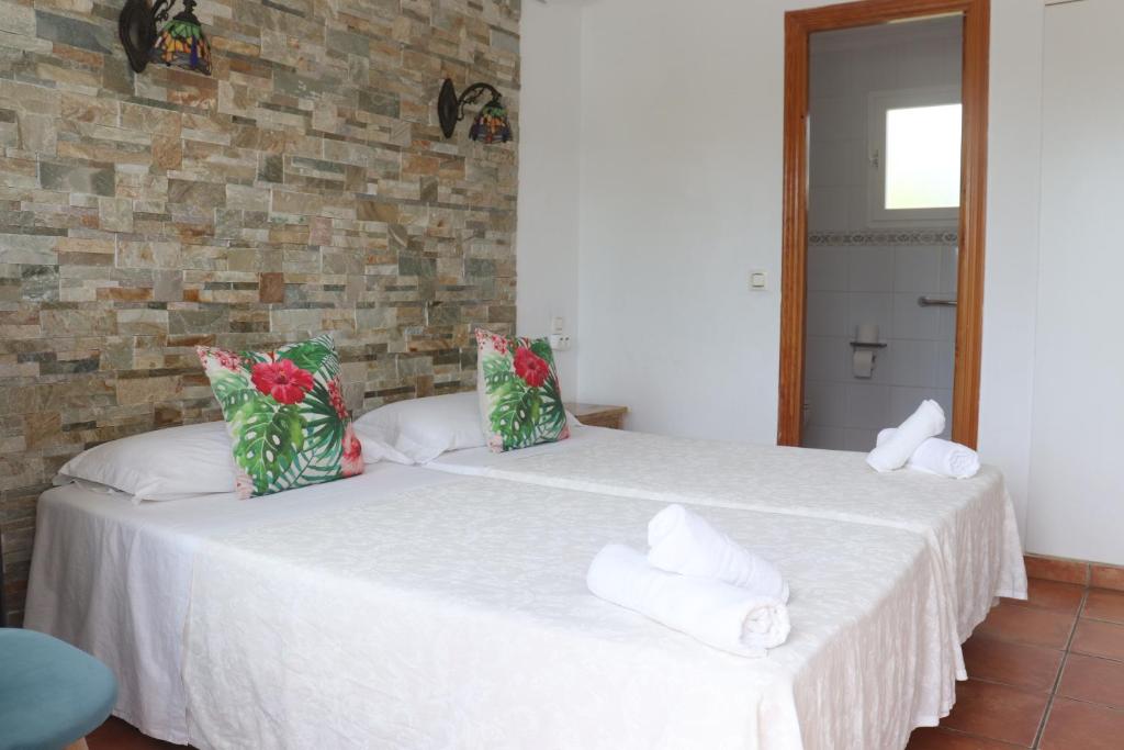 Postel nebo postele na pokoji v ubytování Hostal La Paloma II