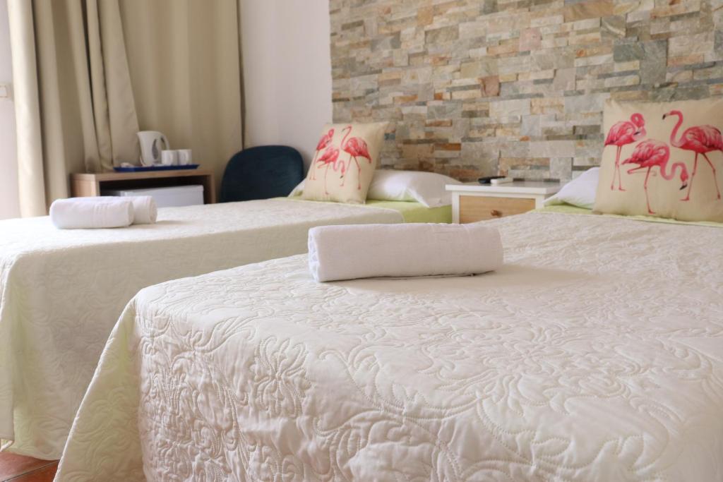 Postel nebo postele na pokoji v ubytování Hostal La Paloma II