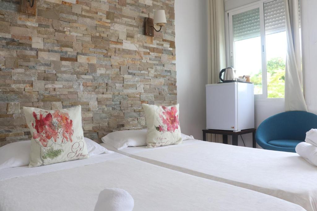 Postel nebo postele na pokoji v ubytování Hostal La Paloma II