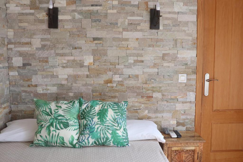 Postel nebo postele na pokoji v ubytování Hostal La Paloma II