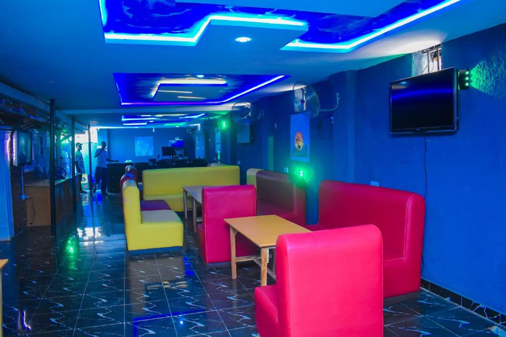 TV a/nebo společenská místnost v ubytování De Empire Hotel