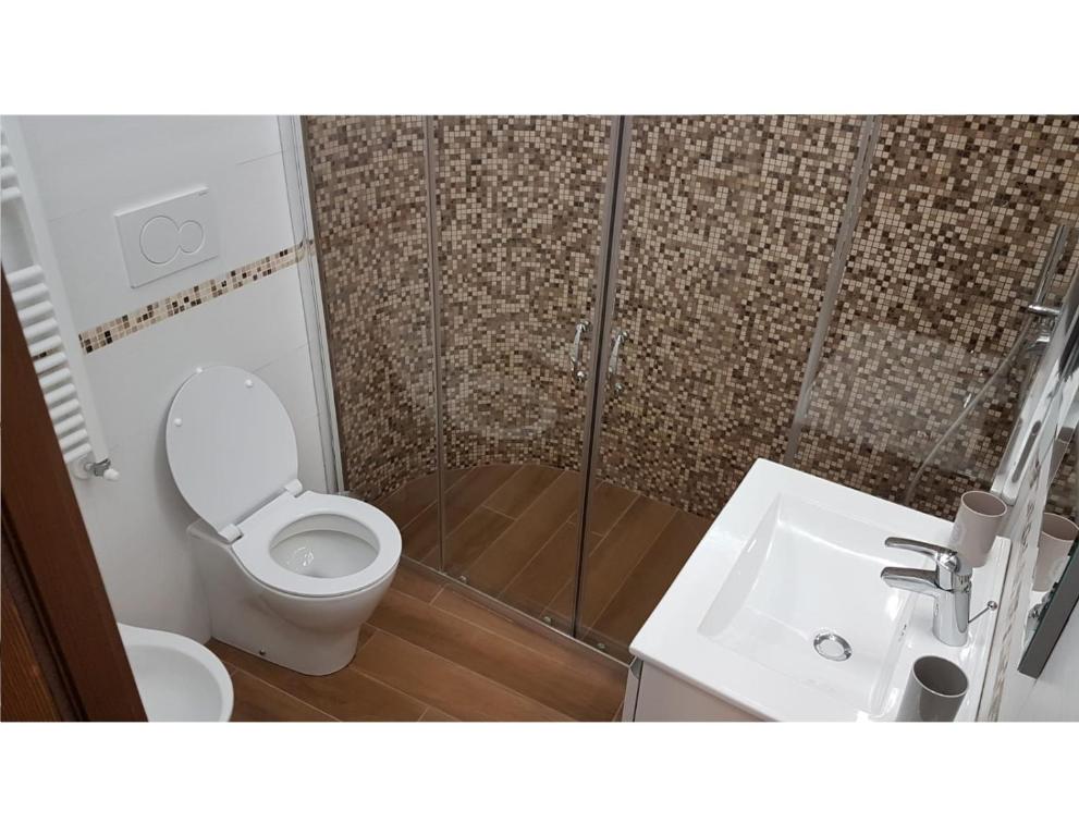 Łazienka w obiekcie Orange Fox Cervinia apartment Vda Vacanze in Vetta CIR 0185
