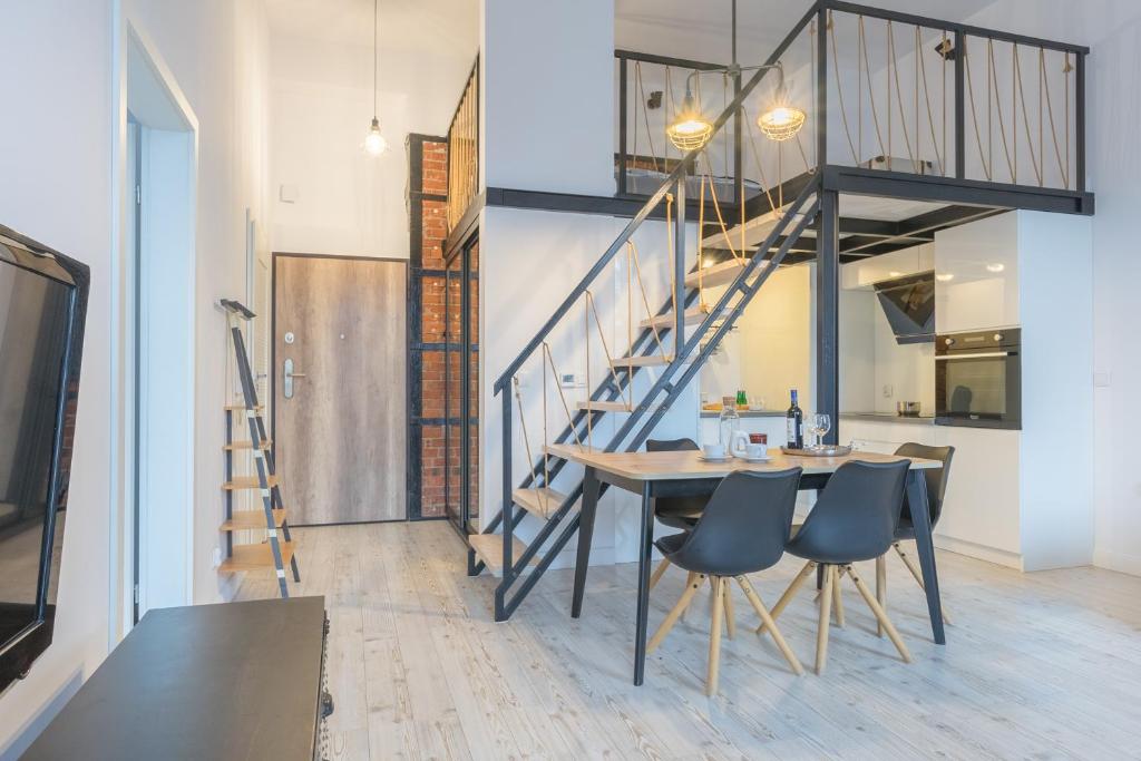 Kuchyňa alebo kuchynka v ubytovaní Apartament z antresolą Nowa Papiernia