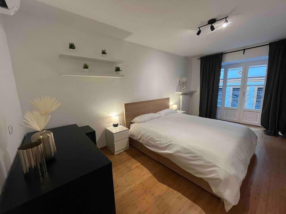 Spacious 2BR 2BA Porta Venezia Walk to Centrale FS