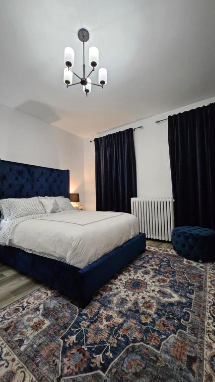 una camera con un grande letto e un lampadario a braccio di Serenity Inn a Niagara Falls