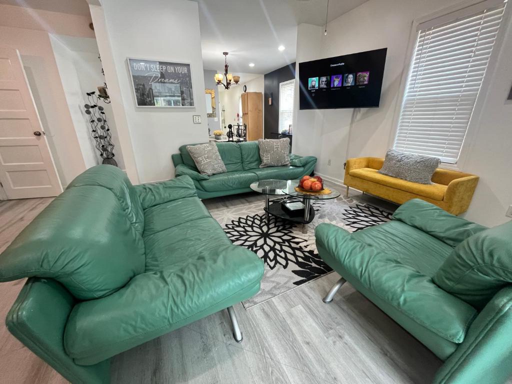 Χώρος καθιστικού στο Spacious 3 bedroom close to NYC