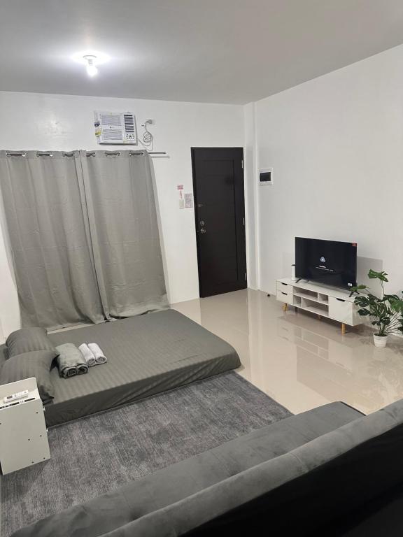 Televisyen dan/atau pusat hiburan di Yna C Guesthouse