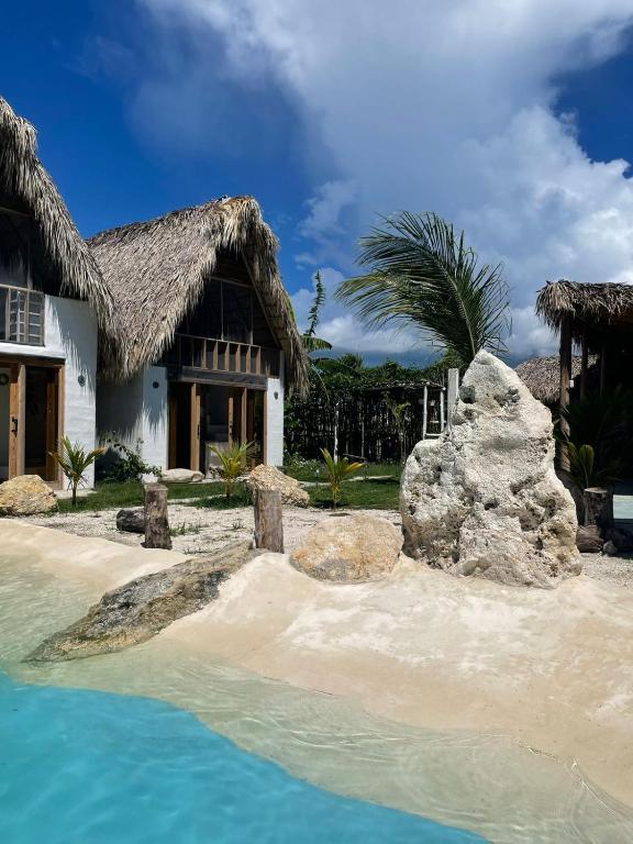 Bazén v ubytování Blue Beach Eco-Hotel by Sanfabini nebo v jeho okolí