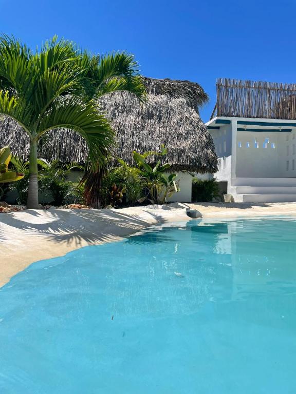 Bazén v ubytování Blue Beach Eco-Hotel by Sanfabini nebo v jeho okolí