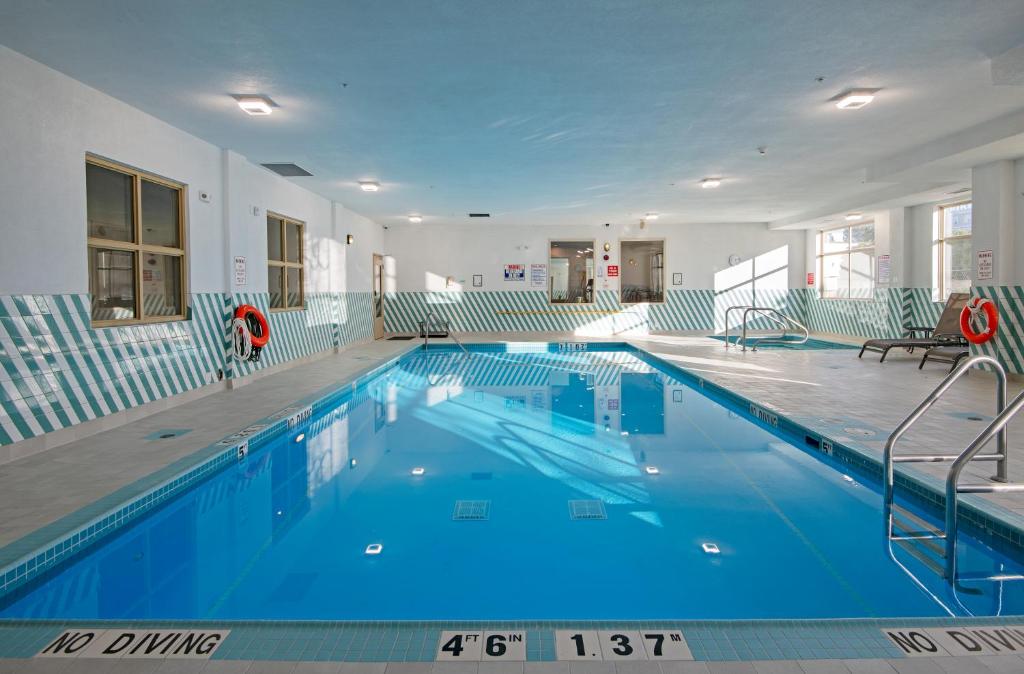 Bazén v ubytování Holiday Inn Hotel and Suites-Kamloops by IHG nebo v jeho okolí