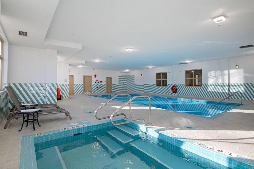 Bazén v ubytování Holiday Inn Hotel and Suites-Kamloops by IHG nebo v jeho okolí