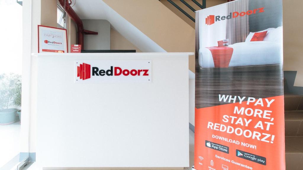 Postel nebo postele na pokoji v ubytování RedDoorz Plus @ Torre De Manuel Residences 1