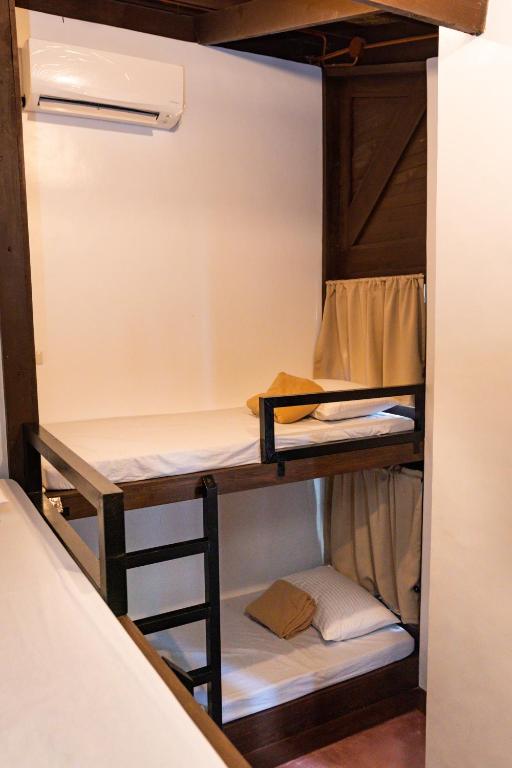 Postel nebo postele na pokoji v ubytování Aluntala Hostel