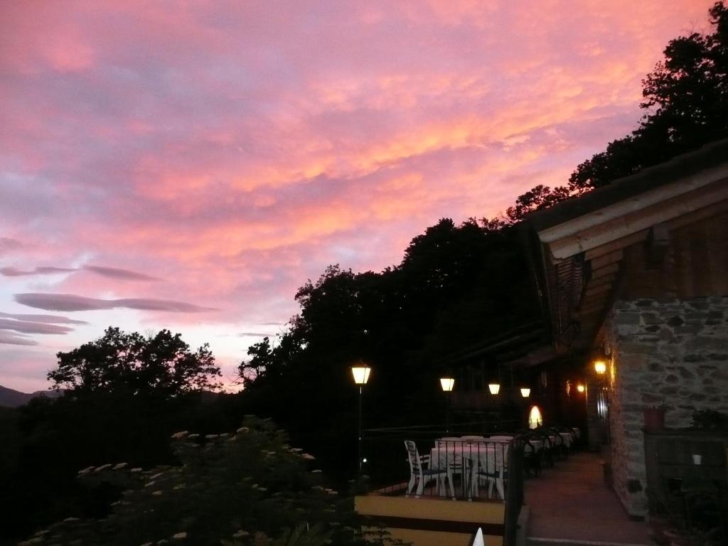 Východ nebo západ slunce při pohledu z hotelu nebo okolí