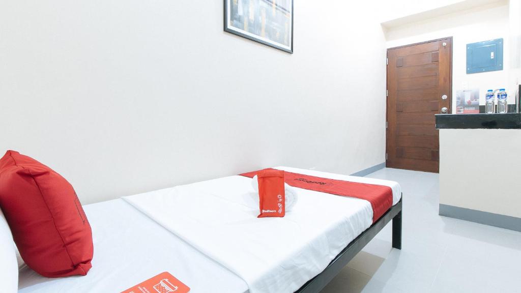Postel nebo postele na pokoji v ubytování RedDoorz Plus @ Torre De Manuel Residences 1