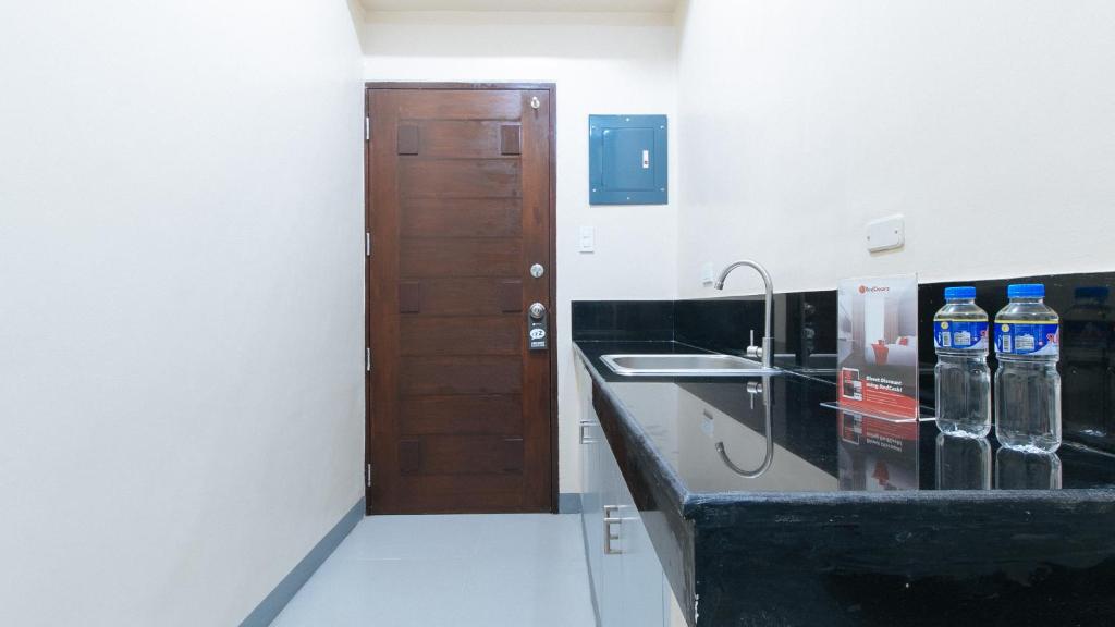 Kuchyň nebo kuchyňský kout v ubytování RedDoorz Plus @ Torre De Manuel Residences 1