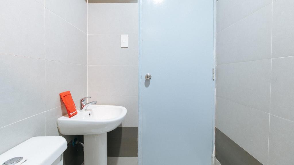 Koupelna v ubytování RedDoorz Plus @ Torre De Manuel Residences 1