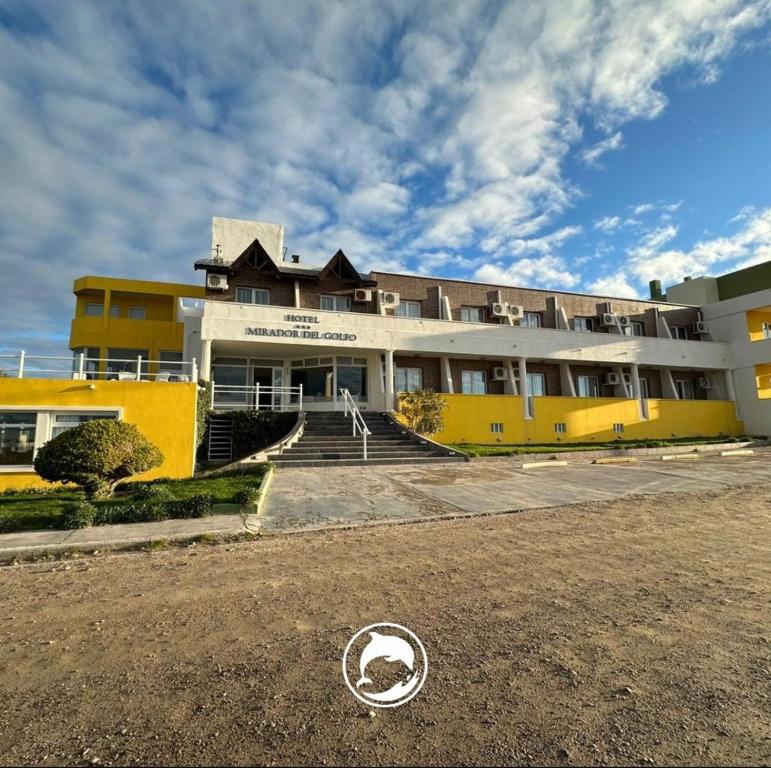 ラス・グルータスにあるHotel Mirador Del Golfoの黄色の大きな建物