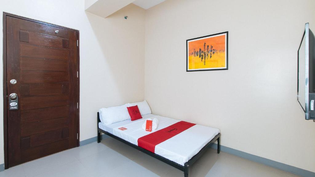 Postel nebo postele na pokoji v ubytování RedDoorz Plus @ Torre De Manuel Residences 1