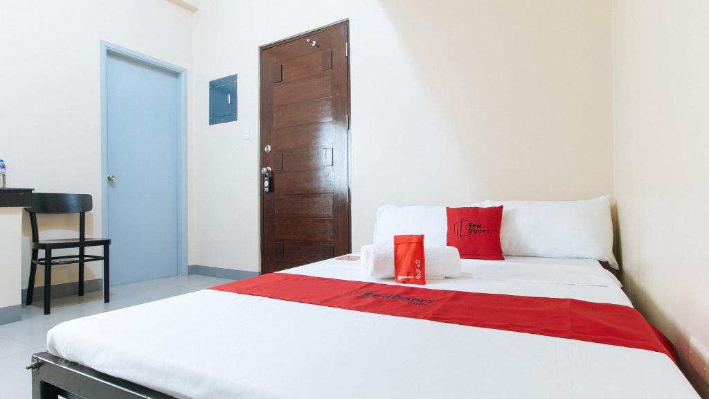 Postel nebo postele na pokoji v ubytování RedDoorz Plus @ Torre De Manuel Residences 1