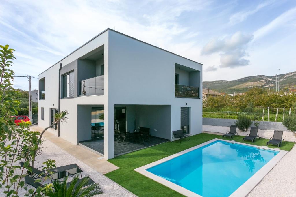 Family friendly house with a swimming pool Kastel Stafilic, Kastela - 23486
