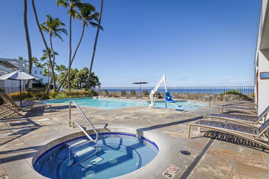 Bazén v ubytování Royal Sea Cliff Kona by OUTRIGGER nebo v jeho okolí