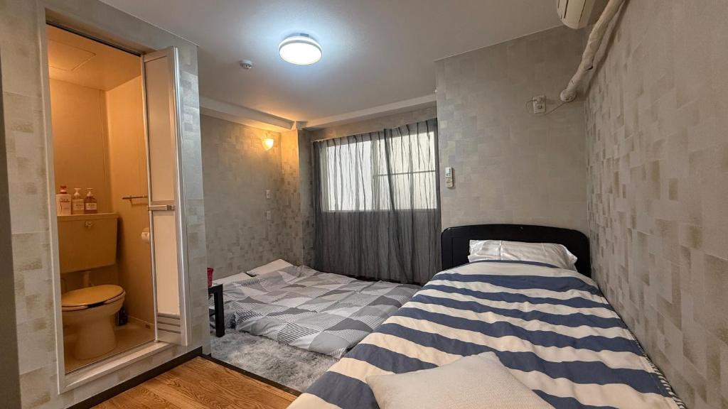 Postel nebo postele na pokoji v ubytování 大阪梅田西2b外国人向け