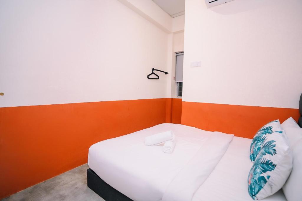 Letto o letti in una camera di Swing & Pillows - 75 Chulia St, Georgetown Penang