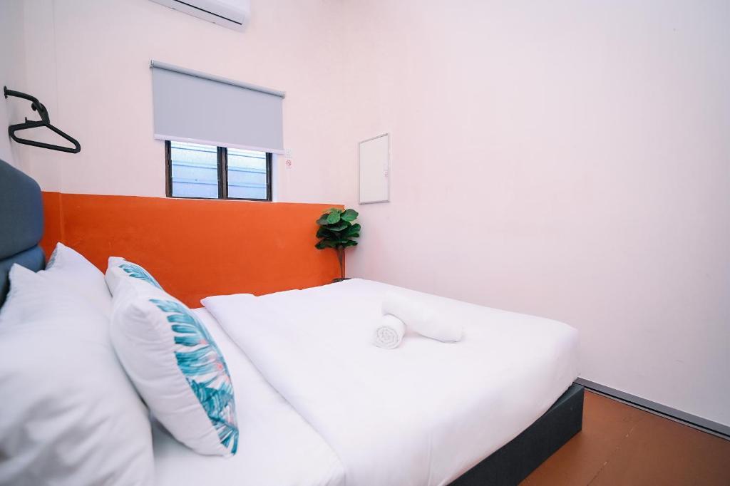 Letto o letti in una camera di Swing & Pillows - 75 Chulia St, Georgetown Penang