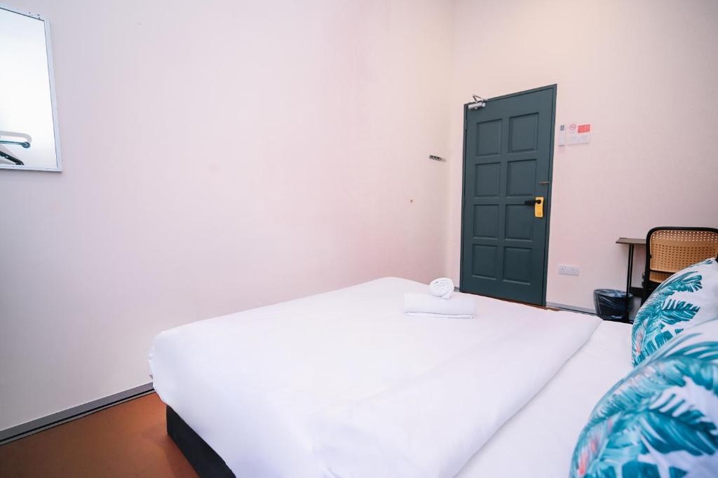 Letto o letti in una camera di Swing & Pillows - 75 Chulia St, Georgetown Penang