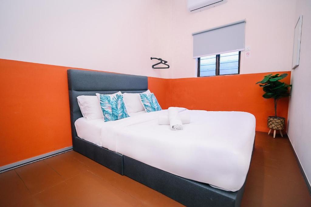 Letto o letti in una camera di Swing & Pillows - 75 Chulia St, Georgetown Penang